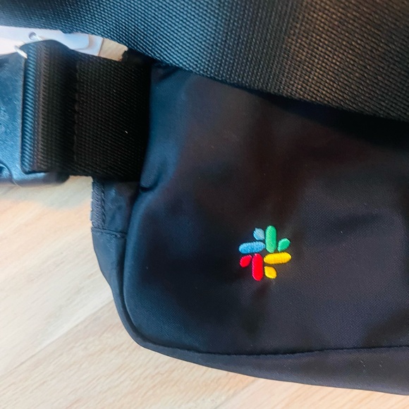 NWT Lululemon Everywhere Belt Bag in Black - Picture 4 of 5